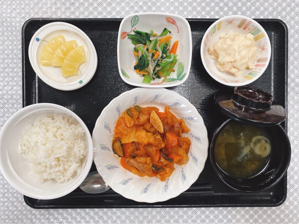6月18日土曜日　きょうのお昼ごはんは、酢豚・中華風おひたし・ツナマヨおじゃが・スープ・くだものでした。