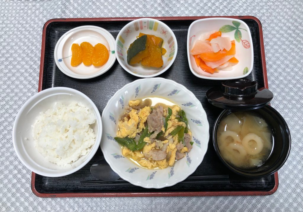 6月21日火曜日　鶏肉とザーサイの卵炒め・おろし和え・かぼちゃサラダ・味噌汁・くだものでした。