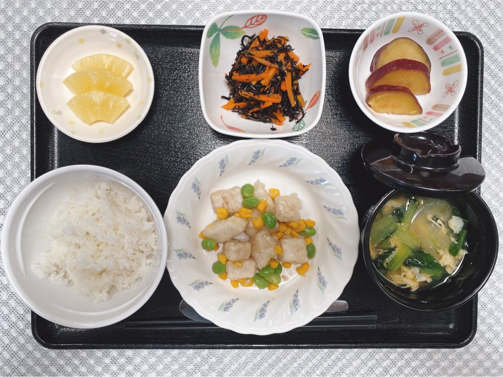 6月20日月曜日　きょうのお昼ごはんは、メカジキと枝豆の塩炒め・ひじきと人参のサラダ・さつまいも煮・味噌汁・くだものでした。