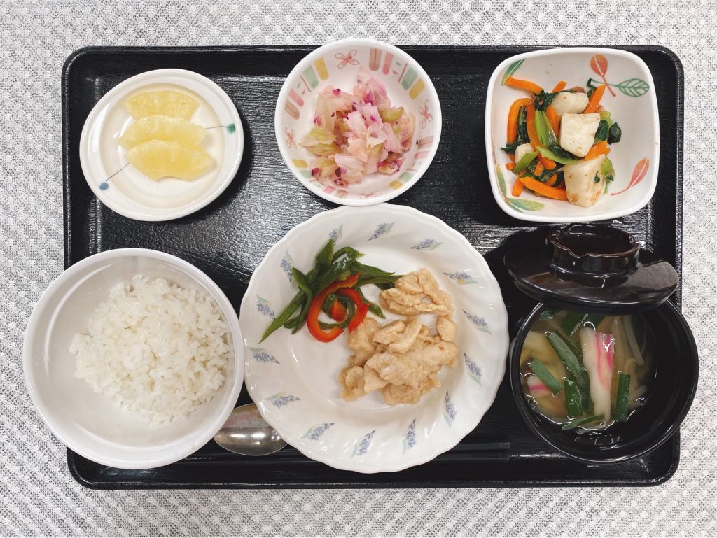 6月22日水曜日　きょうのお昼ごはんは、鶏肉の味噌漬け蒸し・つぶし里芋和え・しば漬けキャベツ・味噌汁・くだものでした。