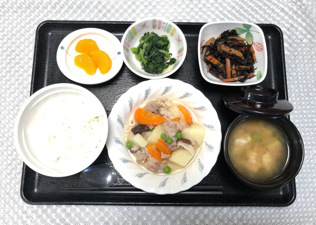 6月24日金曜日　きょうのお昼ごはんは、塩肉じゃが・大根のくずあん・ひじき煮・味噌汁・くだものでした。
