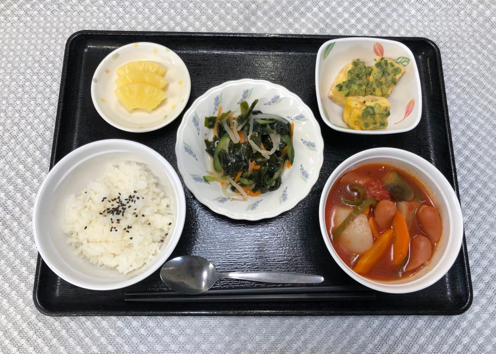 6月25日土曜日　きょうのお昼ごはんは、ウインナーと野菜のトマトスープ煮・わかめサラダ・ツナたまご焼き・味噌汁・くだものでした。