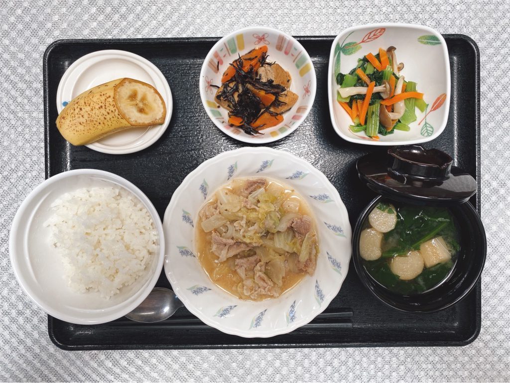 6月27日月曜日　きょうのお昼ごはんは、豚肉とキャベツのごま煮、ナムル、含め煮、みそ汁、くだものでした。