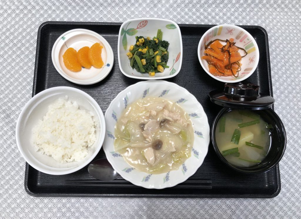 6月16日木曜日　きょうのお昼ごはんは、鶏肉とキャベツのクリーム煮・人参の和風ピクルス・ごま和え・味噌汁・くだものでした。