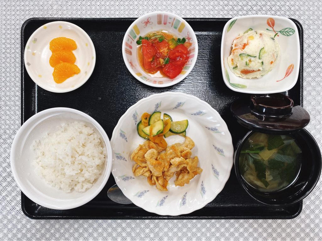 7月4日月曜日　きょうのお昼おご飯は、タンドリーチキン・ポテトサラダ・冷やしトマト・スープ・くだものです。