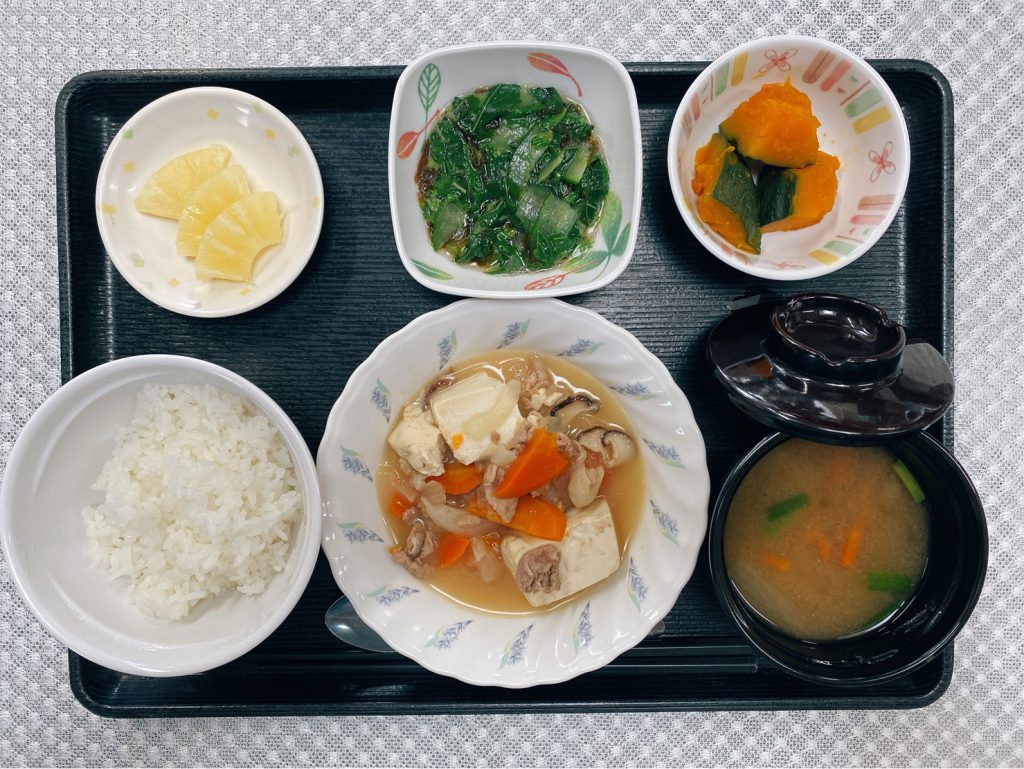 7月6日水曜日　きょうのお昼ごはんは、肉豆腐・もずく和え・かぼちゃサラダ・みそ汁・くだものでした。