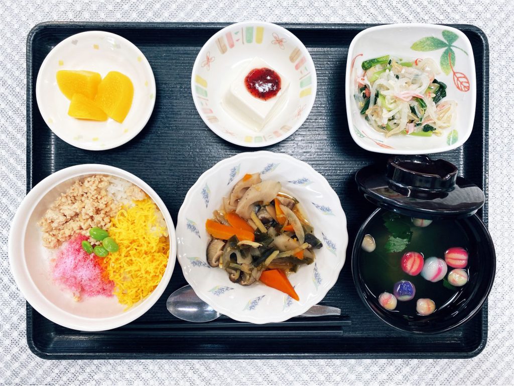 7月7日木曜日　きょうのお昼ごはんは、三色丼・根菜煮・おろし和え・梅香味奴・お吸い物・くだものでした。