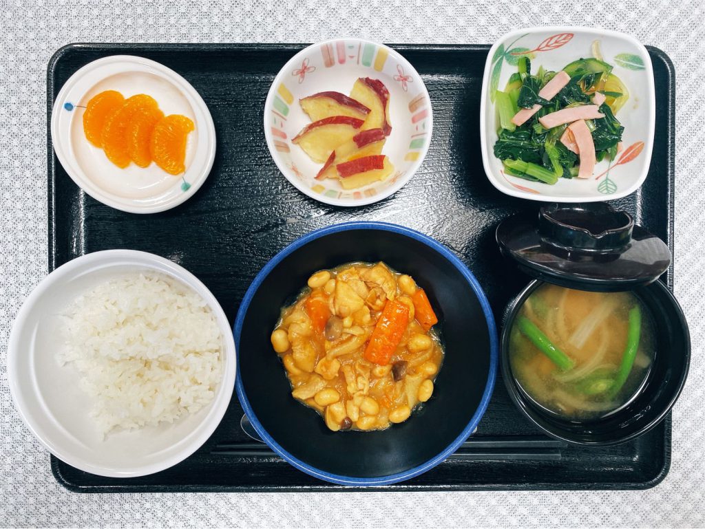 7月8日金曜日　きょうのお昼ごはんは、鶏肉と大豆のカレー煮・とろろ天あえ・さつまいものレモン煮・みそ汁・くだものでした。