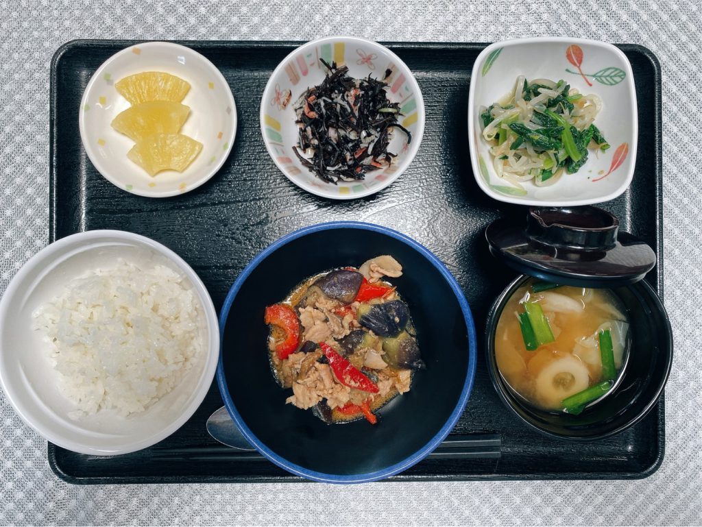 7月9日土曜日　きょうのお昼ごはんは、ナスと豚肉の鍋しぎ・青菜和え・ひじきの酢の物・みそ汁・くだものでした。