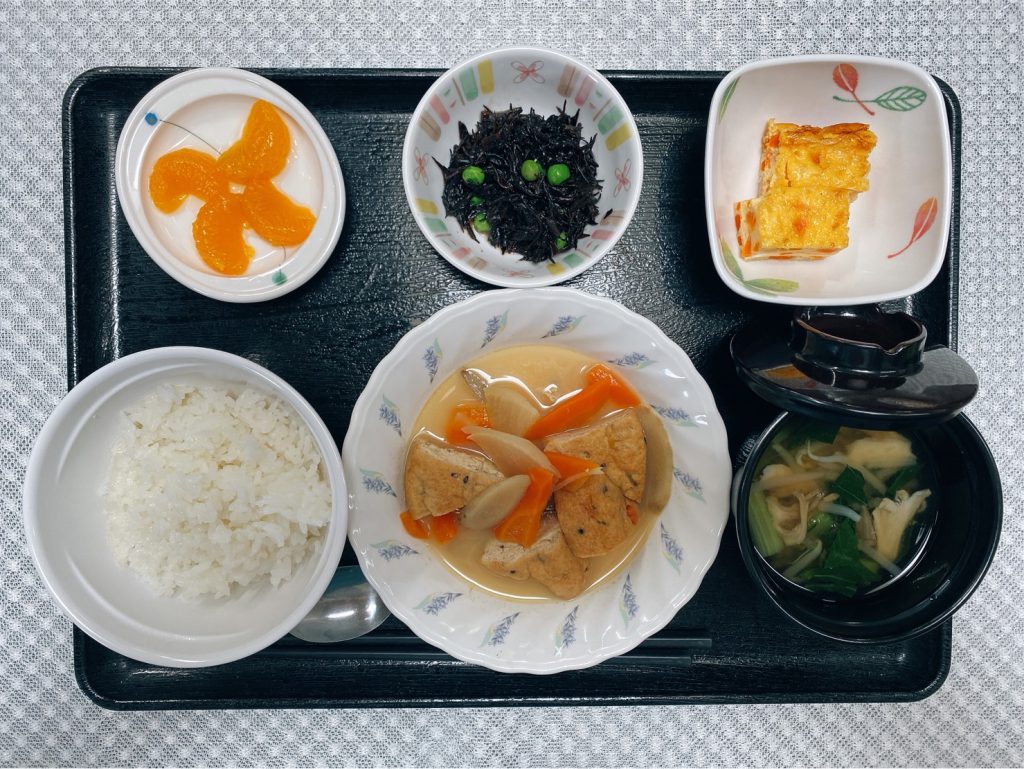 7月13日水曜日　きょうのお昼ごはんは、がんもと根菜の含め煮・酢みそ和え・卵焼き・みそ汁・くだものでした。