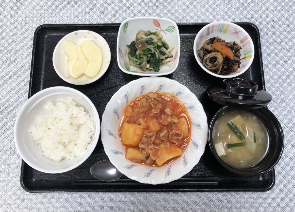 7月14日木曜日　きょうのお昼ごはんは、豚肉とじゃがいものトマトしょうゆ煮・ひじき炒め・ほうれん草ときのこの和え物・みそ汁・くだものでした。