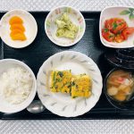 7月15日金曜日　きょうのお昼ごはんは、和風チーズオムレツ・トマトとみょうがのサラダ・のり塩ポテト・みそ汁・くだものでした。
