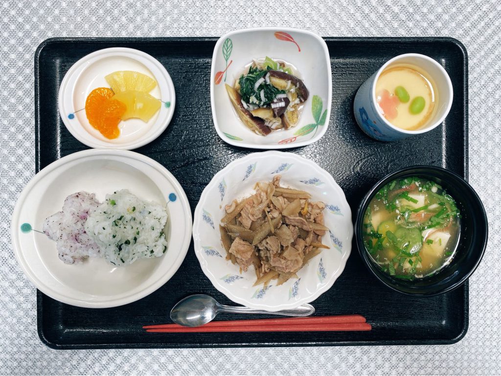 7月18日月曜日　きょうのお昼ごはんは、花むすび・豚肉のしぐれ煮・なすの薬味和え・あんかけ冷やし茶碗蒸し・冷や汁・くだものでした。