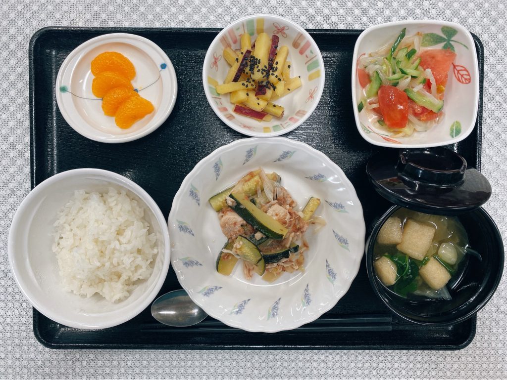 7月19日火曜日　きょうのお昼ごはんは、ズッキーニと鶏肉の焼き浸し梅風味・おさつきんぴら・トマトサラダ・みそ汁・くだものでした。