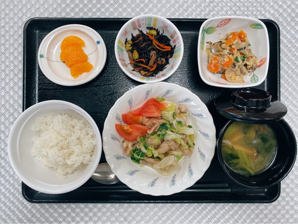 7月20日水曜日　きょうのお昼ごはんは、ゆで豚のポン酢和え・ひじきと枝豆の煮物・炒りおから・みそ汁・くだものでした。