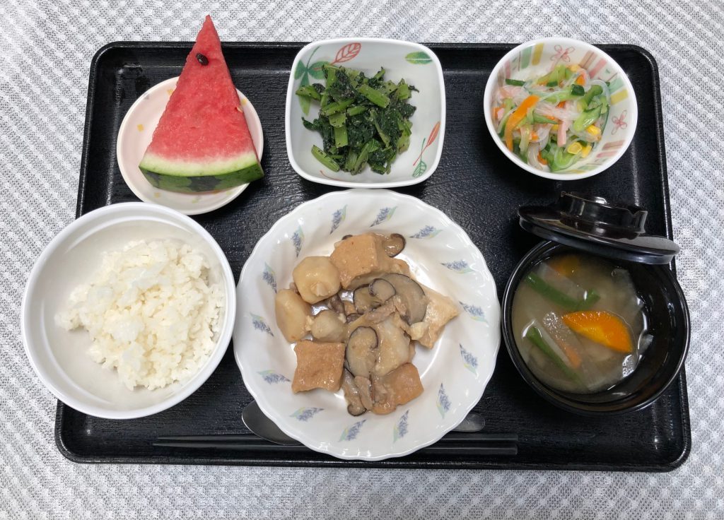 7月21日木曜日　きょうのお昼ごはんは、厚揚げとしいたけのこっくり煮・春雨サラダ・ごま和え・みそ汁・くだものでした。