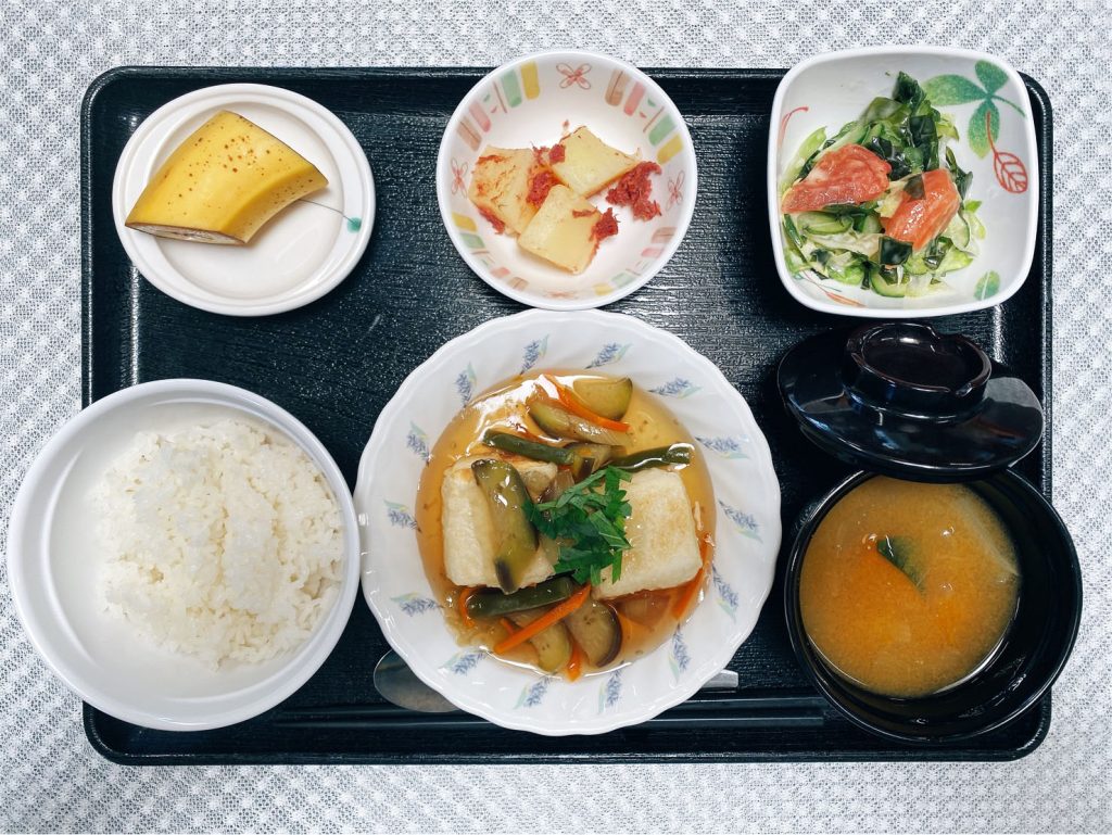 7月23日土曜日　きょうのお昼ごはんは、揚げ出し豆腐の野菜あんかけ・酢の物・コンビーフポトフ・みそ汁・くだものでした。