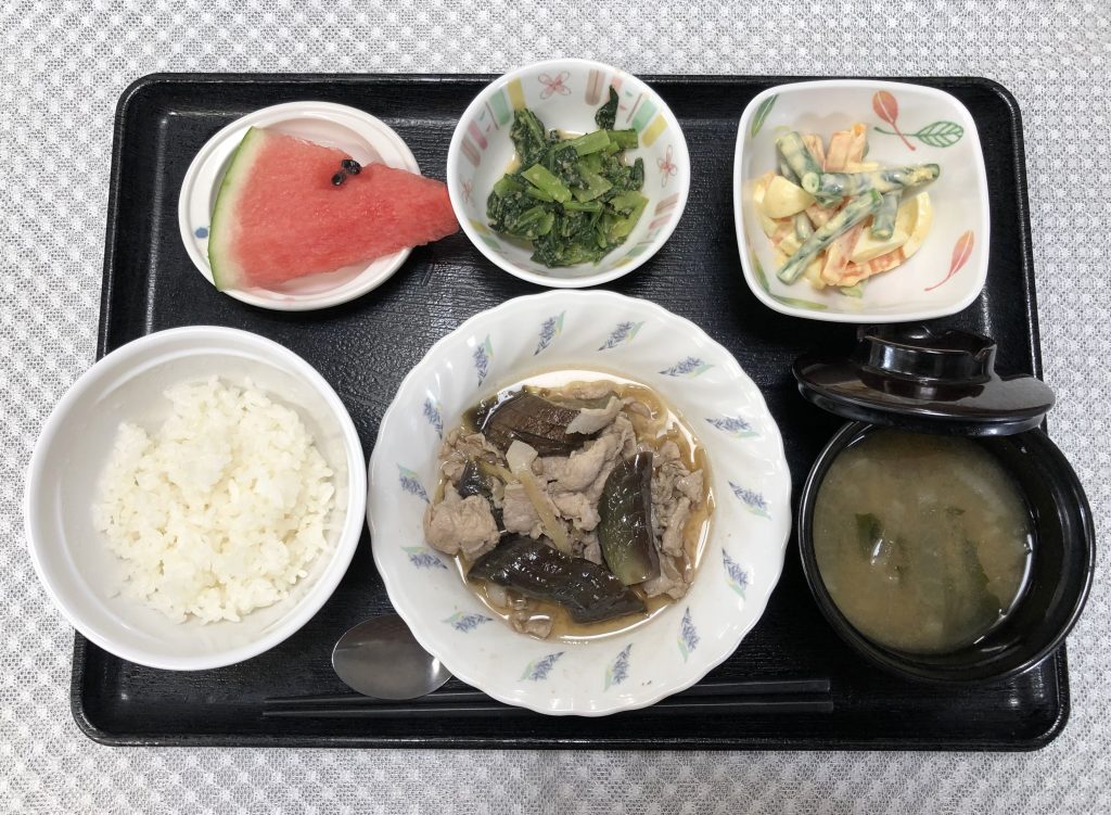 7月26日火曜日　きょうのお昼ごはんは、なすと豚肉の生姜煮・卵サラダ・青菜和え・みそ汁・くだものでした。