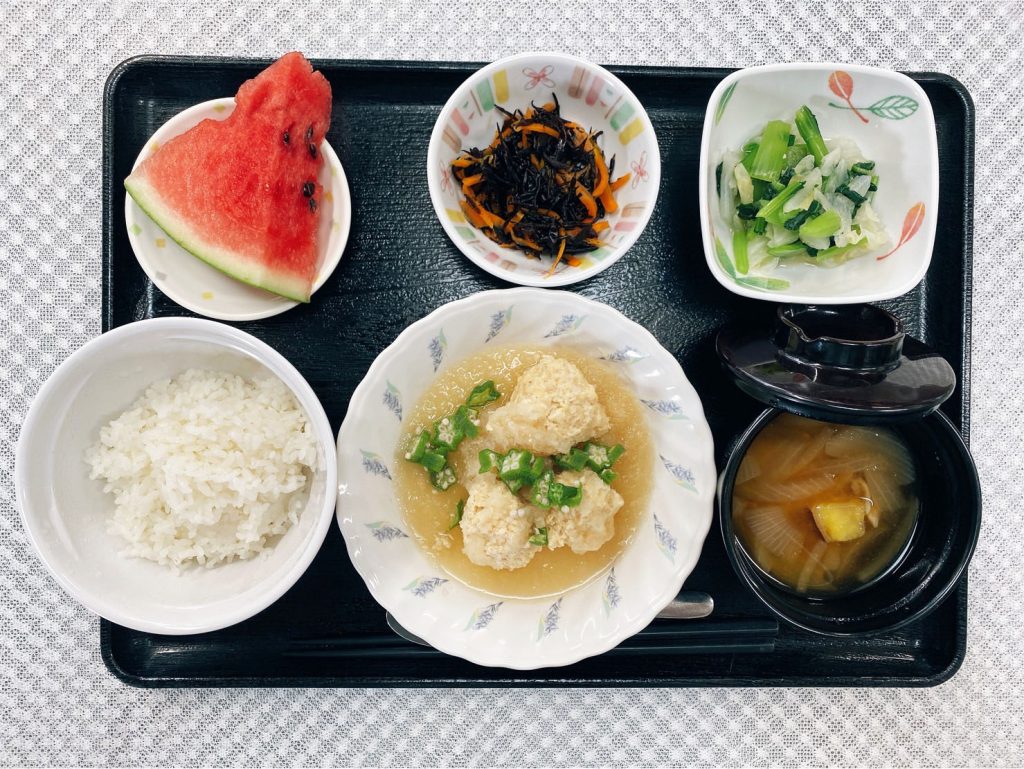 7月27日水曜日　きょうのお昼ごはんは、つくねおろし煮・ひじきと人参のサラダ・わさび和え・みそ汁・くだものでした。