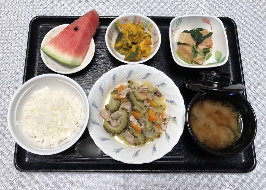 7月29日金曜日　きょうのお昼ごはんは、肉野菜炒め・塩昆布かぼちゃ・含め煮・みそ汁・くだものでした。
