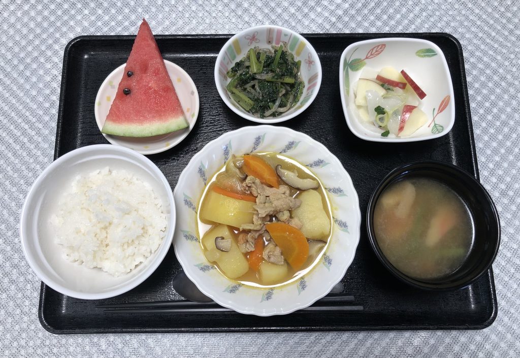 ８月1日月曜日　きょうのお昼ごはんは、カレー肉じゃが・りんごと大根のサラダ・ごま和え・みそ汁・くだものでした。