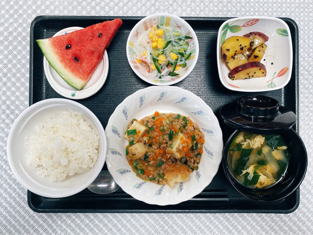 8月2日火曜日　きょうのお昼ごはんは、家常豆腐・春雨サラダ・大学芋煮・みそ汁・くだものでした。