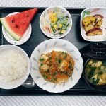 8月2日火曜日　きょうのお昼ごはんは、家常豆腐・春雨サラダ・大学芋煮・みそ汁・くだものでした。