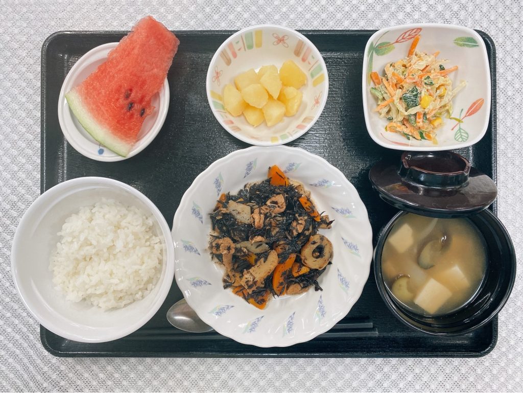 8月5日金曜日　きょうのお昼ごはんは、磯炒め・和風コールスロー・コンソメポテト・みそ汁・くだものでした。