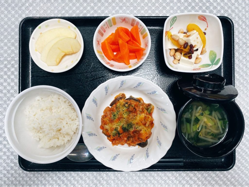 8月6日土曜日　きょうのお昼ごはんは、なすのミートグラタン・豆豆サラダ・人参の薄甘煮・スープ・くだものでした。
