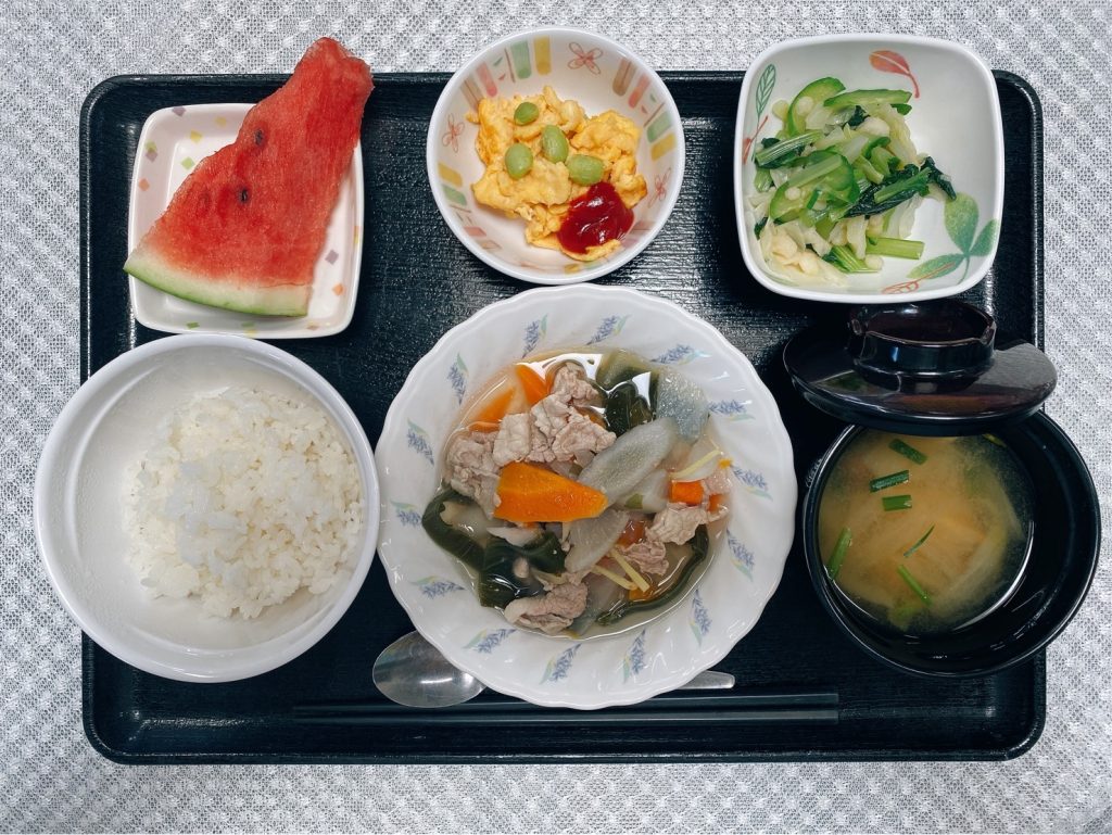 8月8日月曜日　今日のお昼ご飯は、和風ポトフ・天かす和え・炒り卵・みそ汁・くだものでした。