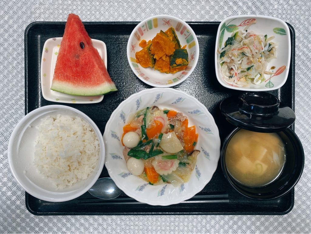 8月9日火曜日　きょうのお昼ご飯は、八宝菜・おろし和え・カボチャ煮・みそ汁・くだものでした。