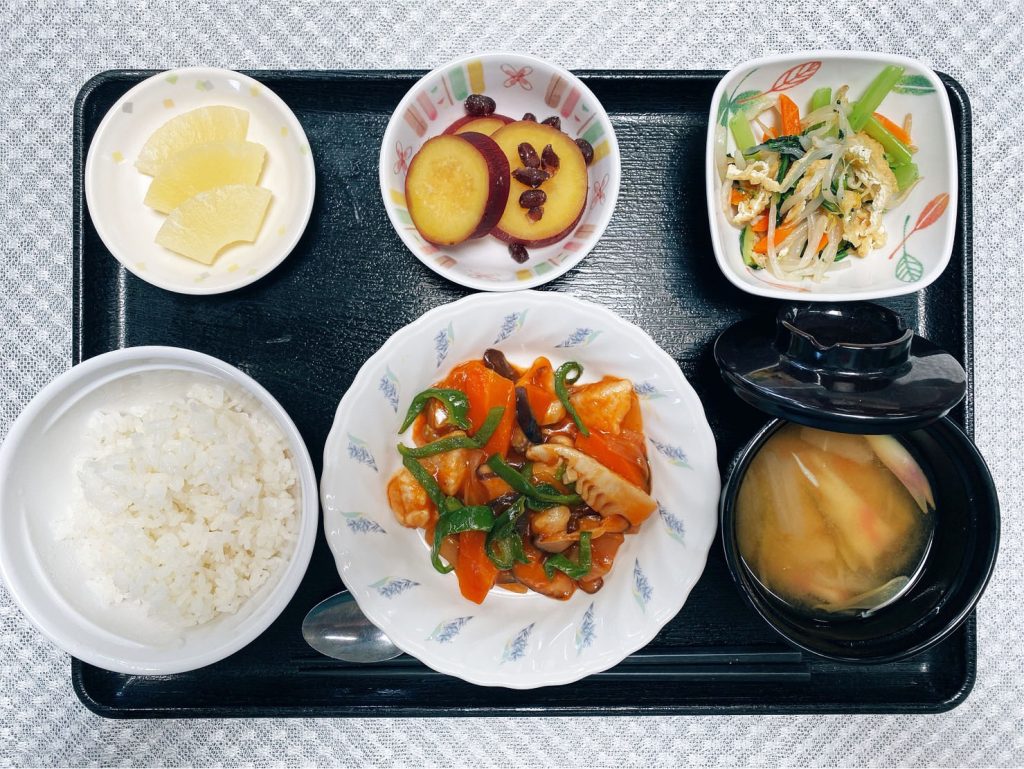 8月10日水曜日　きょうのお昼ご飯は、酢鶏・中華風おひたし・さつまいものオレンジ煮・みそ汁・くだものでした。