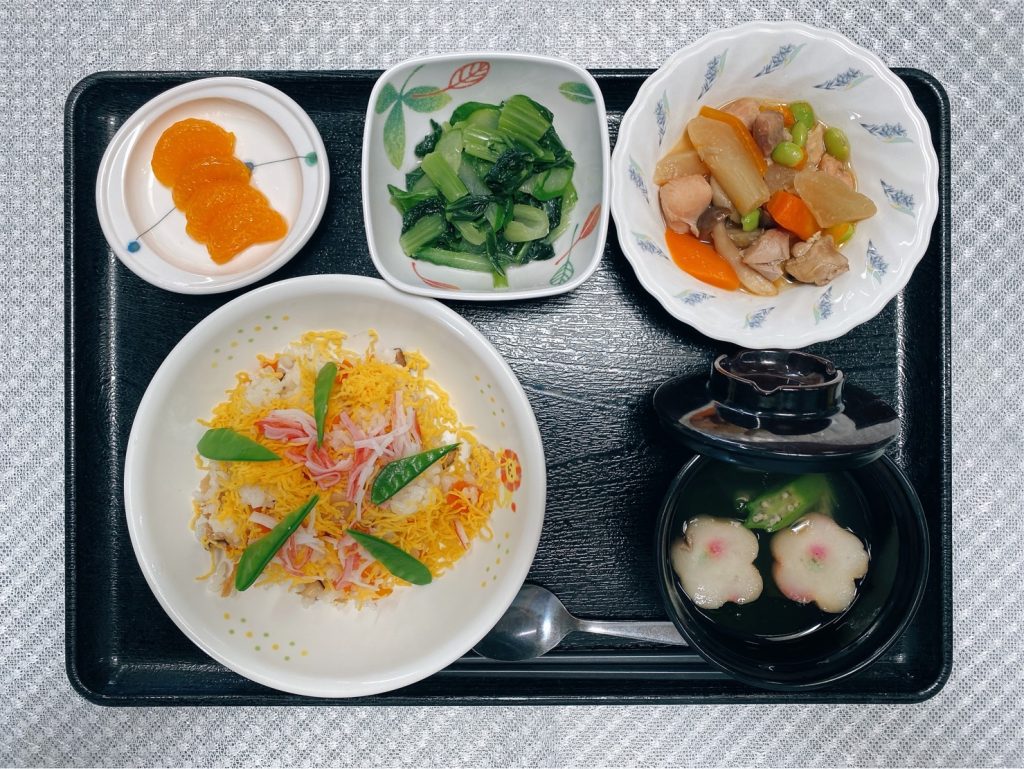 8月11日木曜日　きょうのお昼ご飯は、ちらし寿司・鶏肉と根菜の煮物・からし和え・お吸い物・果物でした。