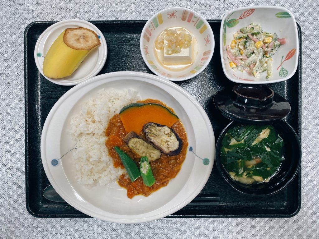 8月12日金曜日　きょうのお昼ご飯は、夏野菜カレー・ゴーヤサラダ・ネギ塩奴・みそ汁・果物でした。