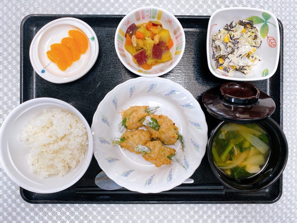 8月15日月曜日　きょうのお昼ご飯は、オクラの鶏つくね、キャベツとひじきのマヨ和え、コロコロ煮、みそ汁、くだものでした。