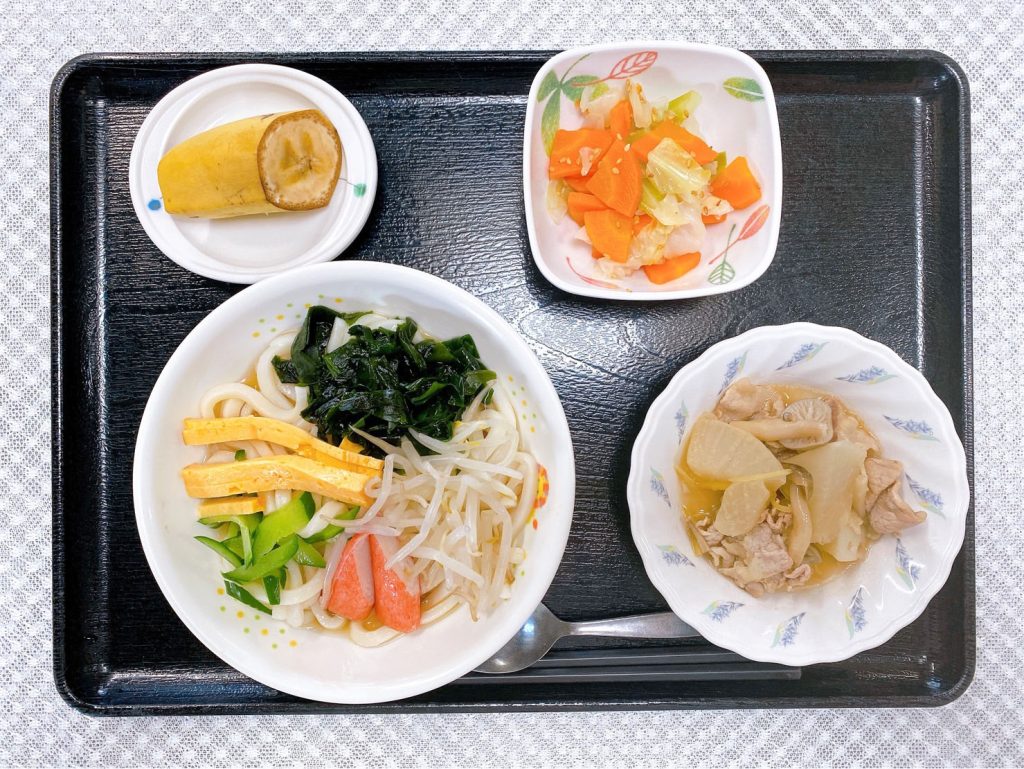 8月16日火曜日　きょうのお昼ご飯は、サラダうどん・豚肉と大根の煮物・浅漬け・くだものでした。