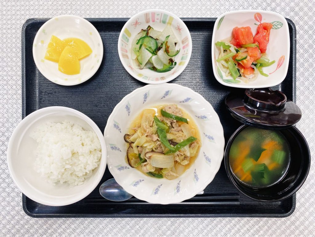 8月17日水曜日　きょうのお昼ごはんは、回鍋肉風・トマトサラダ・塩昆布和え・スープ・くだものでした。