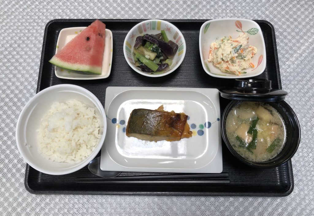 8月18日木曜日　きょうのお昼ごはんは、鰆の黄身焼き・蒸しなすの薬味和え・おからサラダ・みそ汁・くだものでした。