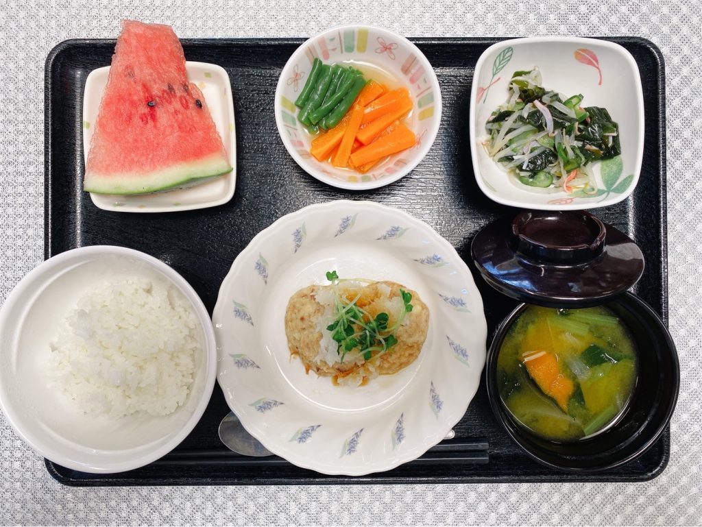 8月19日金曜日　きょうのお昼ごはんは、ふんわり豆腐ハンバーグ・わかめサラダ・だし漬け・みそ汁・くだものでした。