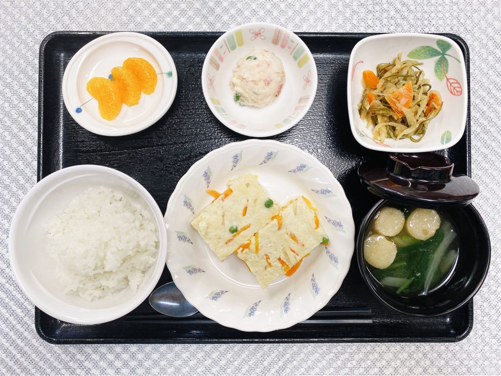 8月22日月曜日　きょうのお昼ごはんは、擬製豆腐・和風ポテトサラダ・切り昆布煮・みそ汁・くだものでした。