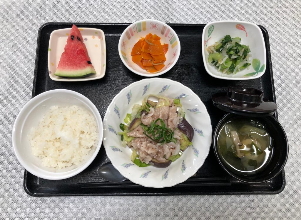8月24日水曜日　きょうのお昼ごはんは、豚肉の梅だれ和え・青菜和え・じゃこ人参・みそ汁・くだものでした。