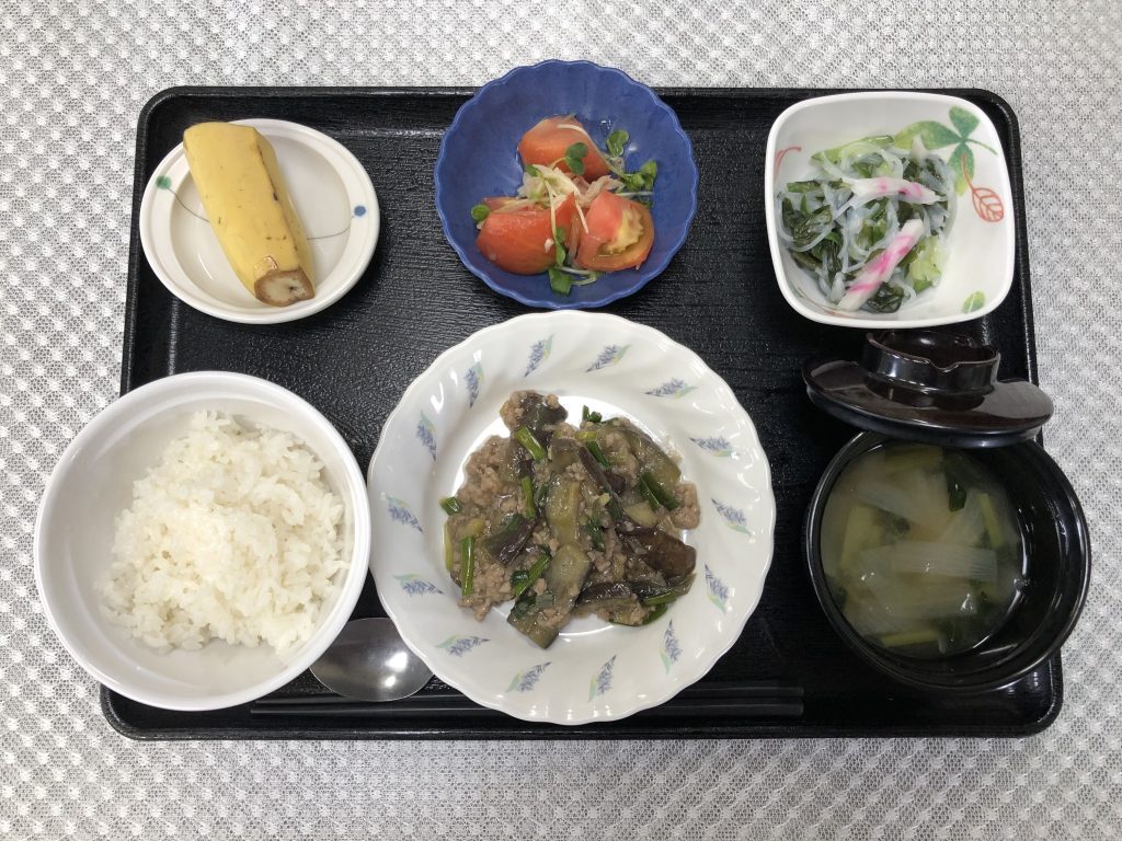 8月25日木曜日　きょうのお昼ごはんは、和風麻婆なす・トマトとみょうがのサラダ・中華風・みそ汁・くだものでした。