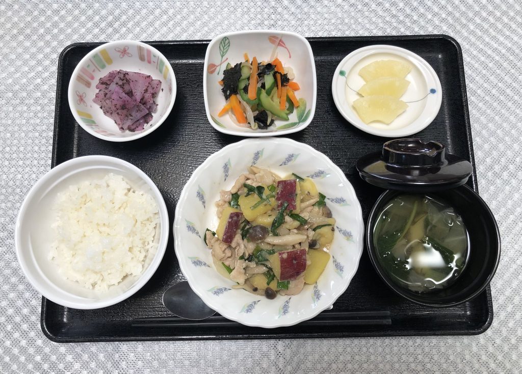 8月26日金曜日　きょうのお昼ごはんは、豚肉とさつまいもの香味みそ炒め・焼きのり和え・ゆかり大根・みそ汁・くだものでした。