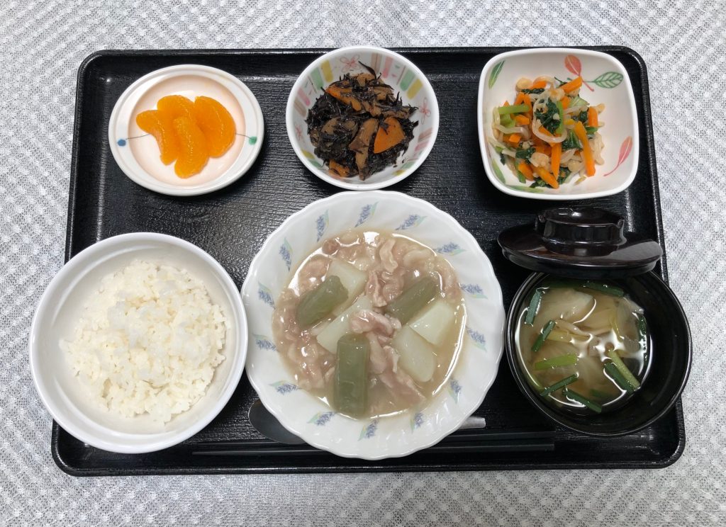 8月30日火曜日　きょうのお昼ごはんは、かぶと豚肉の治部煮風・天かす和え・ひじき煮・みそ汁・くだものでした。