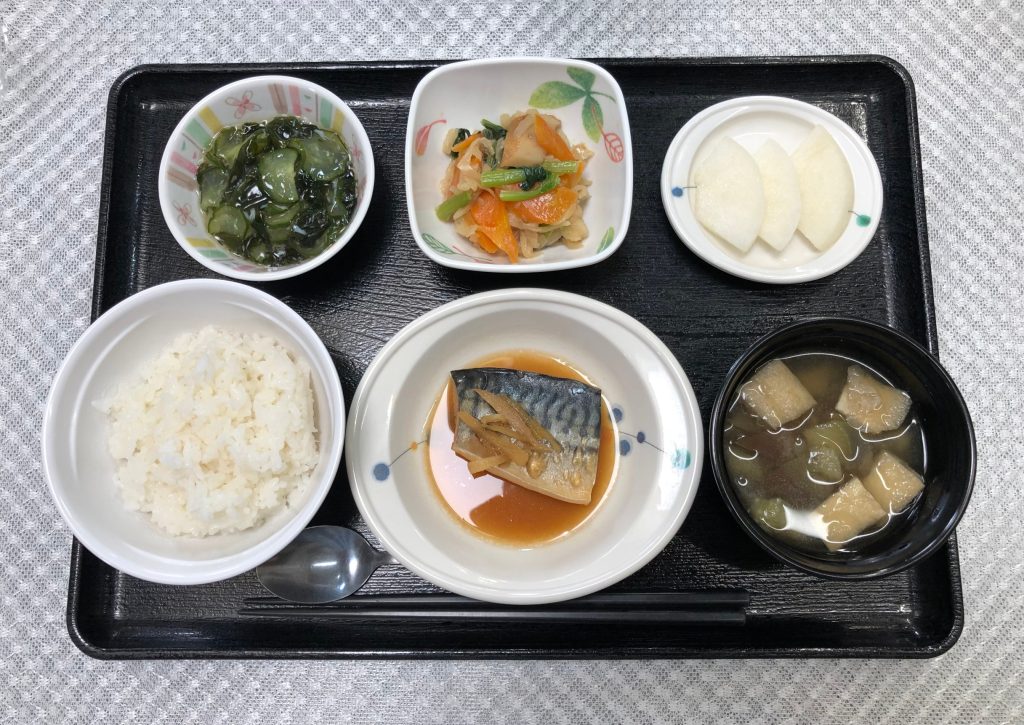 8月31日水曜日　きょうのお昼ごはんは、鯖の味噌煮・切り干し煮・酢の物・みそ汁・くだものでした。
