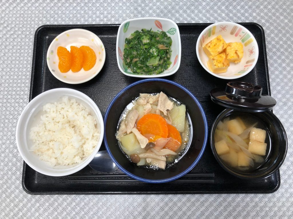 9月1日木曜日　きょうのお昼ごはんは、鶏肉のあっさり煮・つるつる和え・はんぺんのピカタ・みそ汁・くだものでした。