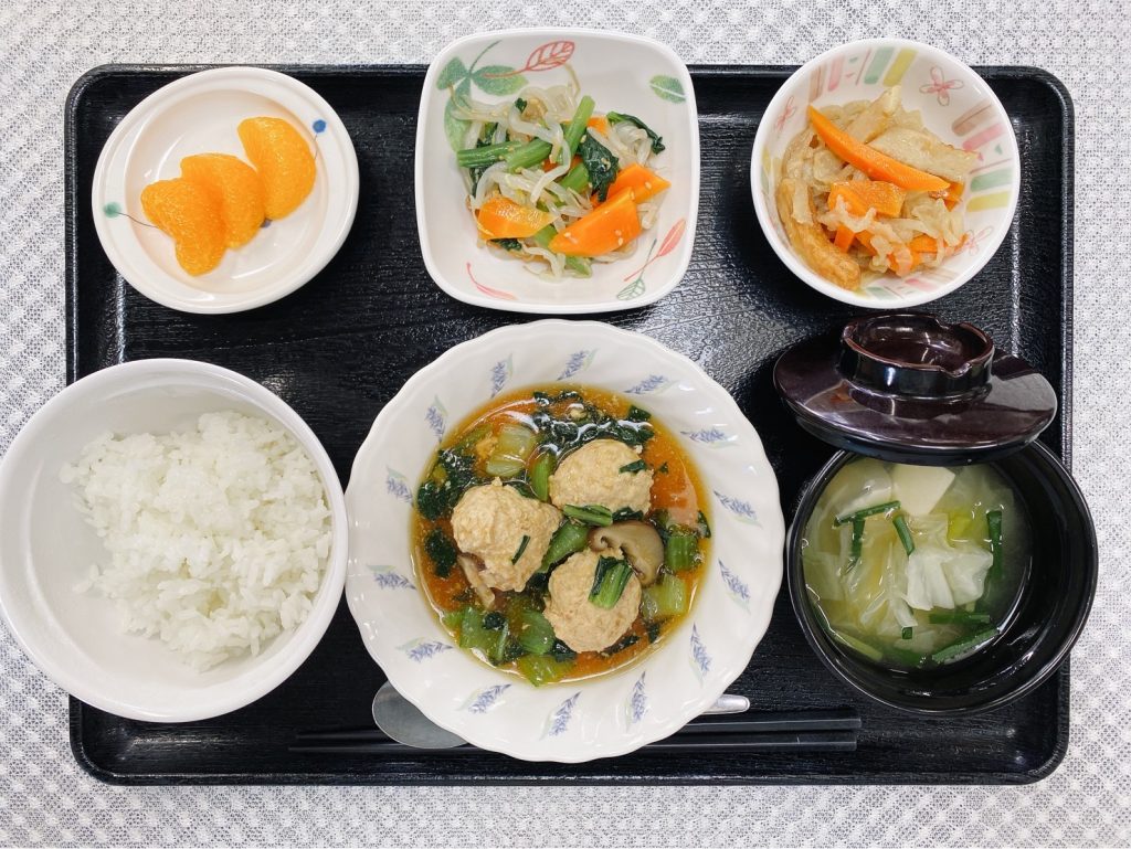 9月6日火曜日　きょうのお昼ごはんは、肉だんごとしいたけのオイスターソース煮・三色ナムル・切り干し煮・みそ汁・くだものでした。