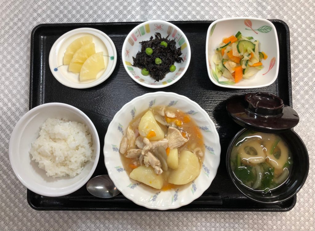 9月8日木曜日　きょうのお昼ごはんは、吉野煮・天かす和え・ひじきの酢味噌和え・みそ汁・くだものでした。