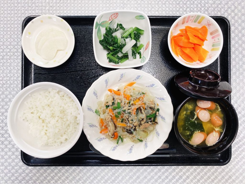 9月9日金曜日　きょうのお昼ごはんは、豚挽肉と春雨の中華炒め・生姜和え・人参の薄甘煮・みそ汁・くだものでした。