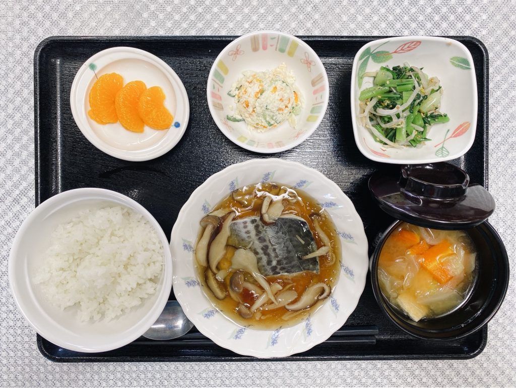 ９月12日月曜日　きょうのお昼ごはんは、蒸し鰆のきのこソース・おからサラダ・青菜の旨味和え・みそ汁・くだものでした。